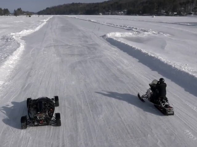 مسابقه جالب درگ روی برف - آریل اتم در برابر اسنوموبیل